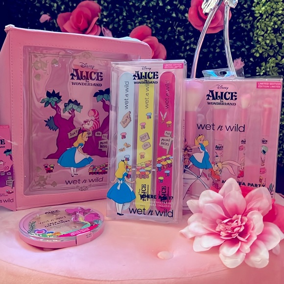 🩷🌸Alice and wonderland makeup bag bundle - Picture 1 of 10